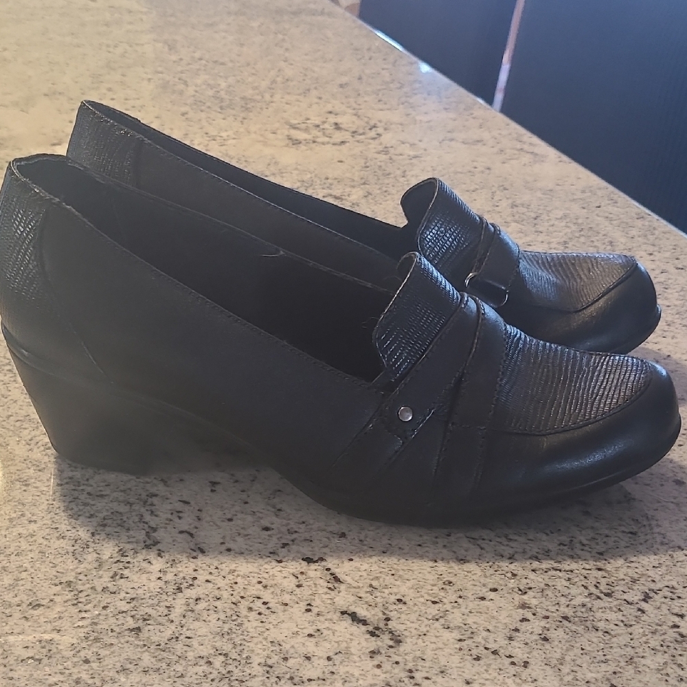 Clarks Black Leather Heeled Loafers Sz 8
